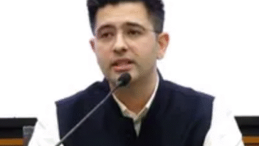 राघव चड्ढा ने दिया इस्तीफ़ा, सात सांसद टूटे