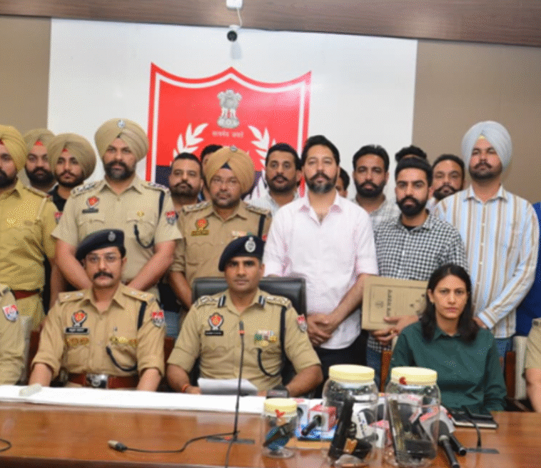 हथियारों सहित 4 गिरफ्तार