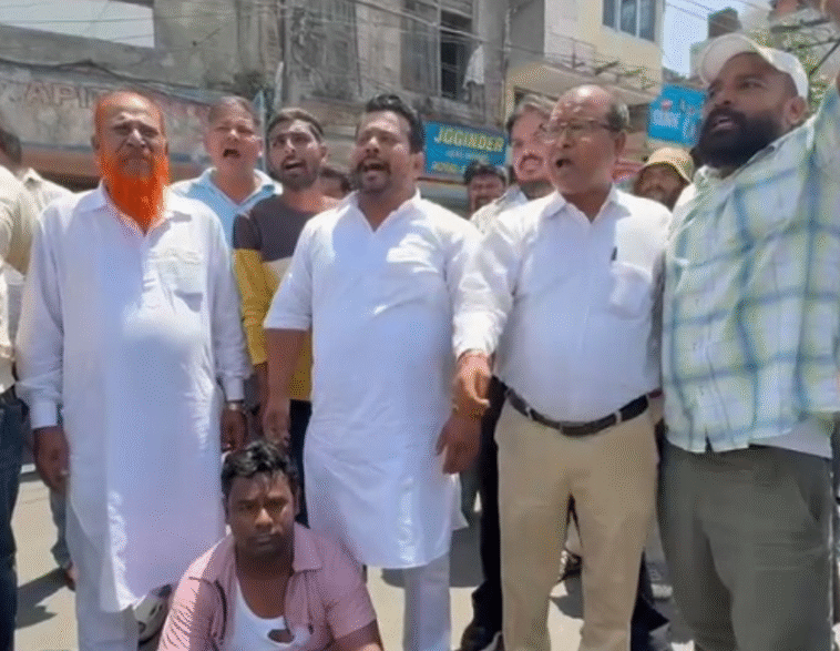 जालंधर में पार्षद के घर के बाहर हंगामा