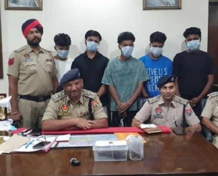 हथियारों सहित 4 युवक गिरफ्तार