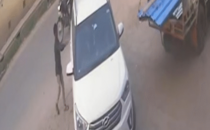 शहर में दिनदहाड़े हाईवे पर क्रेटा कार से चोरी