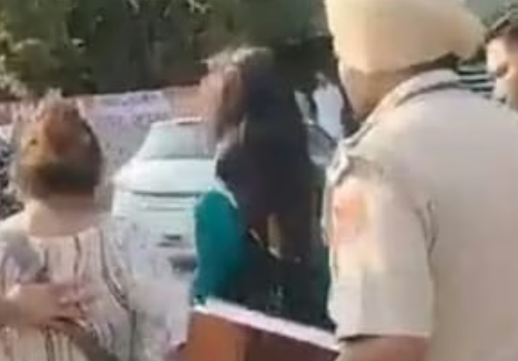 Jalandhar: फुटबॉल चौक पर दो महिलाओं ने पी फिनायल