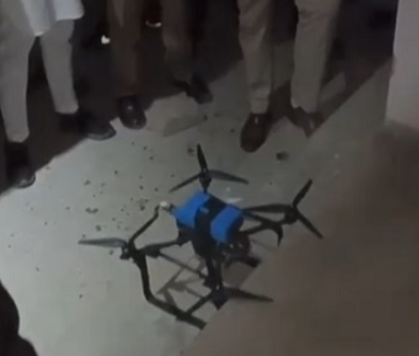 सरकारी स्कूल के खेल मैदान में एक संदिग्ध ड्रोन मिला सरकारी स्कूल के खेल मैदान में एक संदिग्ध ड्रोन मिला