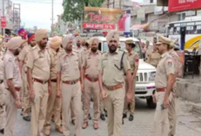 पिस्तौल-हेरोइन और 5 लाख की हवाला मनी सहित चार काबू