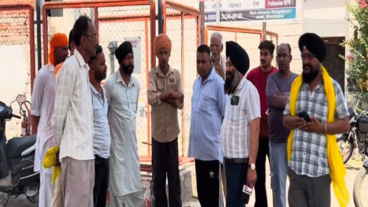 दिनदहाड़े बंदूक की नोक पर बाइक लूट