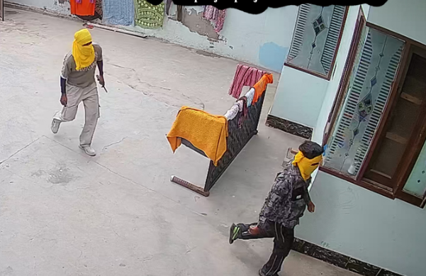 मोटरसाइकिल सवारों ने घर में घुसकर की फायरिंग मोटरसाइकिल सवारों ने घर में घुसकर की फायरिंग